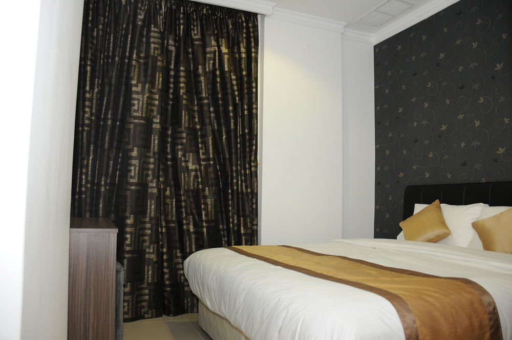 Al Muhanna Plaza Luxury Apartments Kuwait City Bagian luar foto